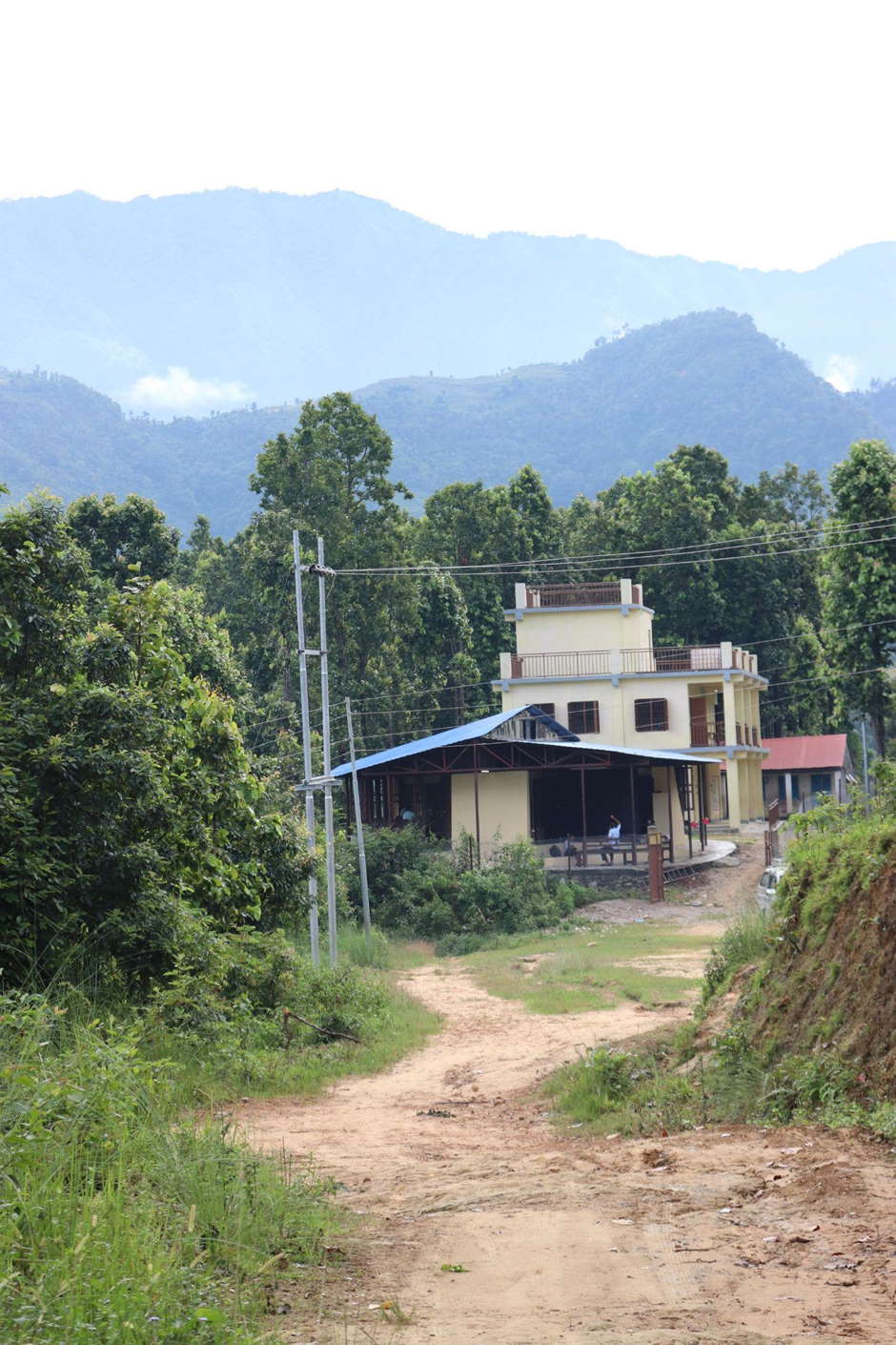 Kalidevi School vanop afstand